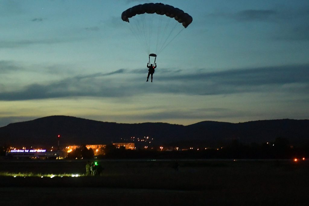 Noćni desant 63. padobranske brigade iznad Niša (VIDEO)