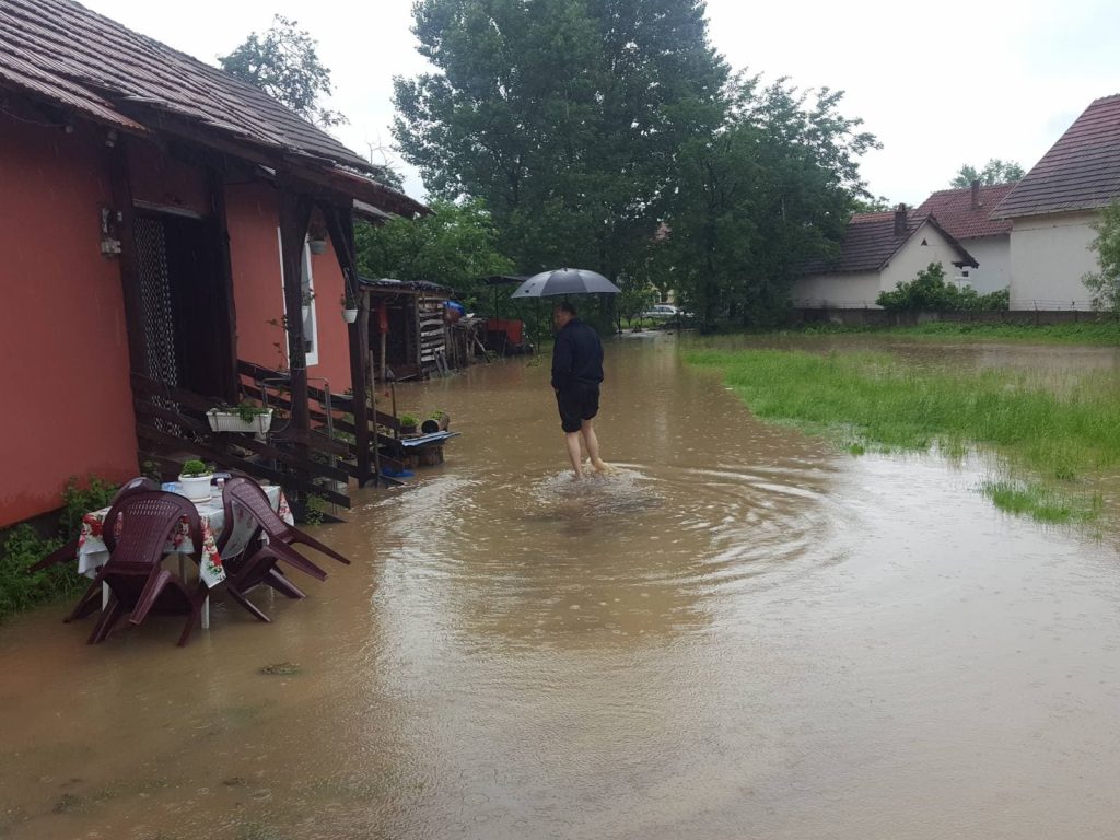 Kiša poplavila Žabljane, krenulo klizište kod groblja u Vučju – (VIDEO)