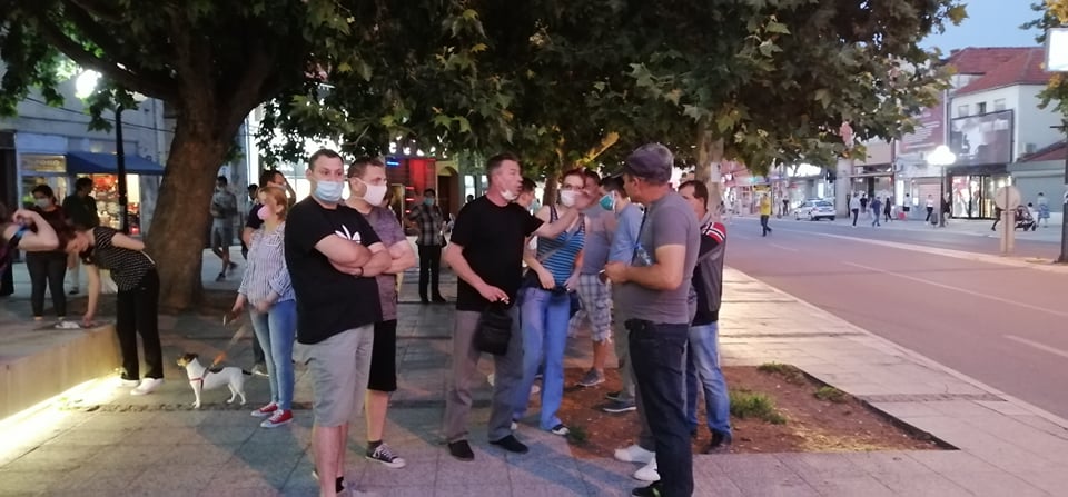 Na protestima u Leskovcu tridesetak omladinaca, desetak opozicionara i jedan pamflet – pozivali građane da im se pridruže