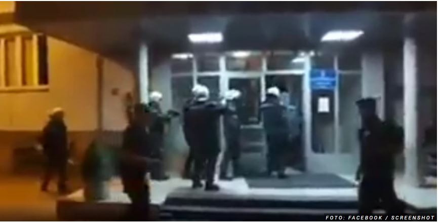 Niška policija se povukla pred demonstrantima i dobila aplauz – VIDEO