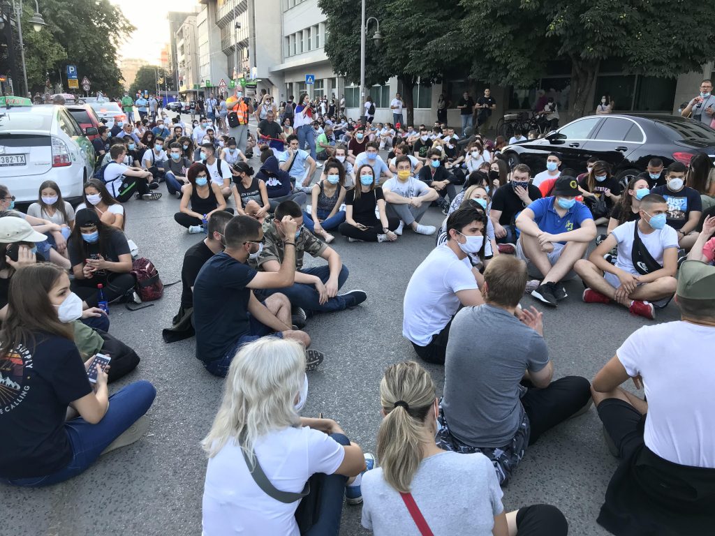 Demonstranti u Nišu posedali na zemlju da ih ne bi tukla policija