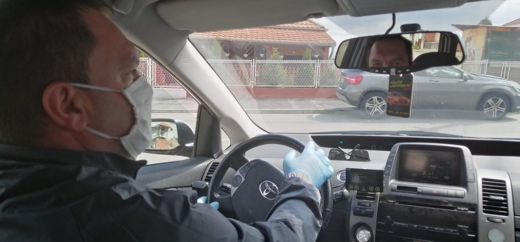 Pod pretnjom nožem ukrali taksisti mobilni telefon