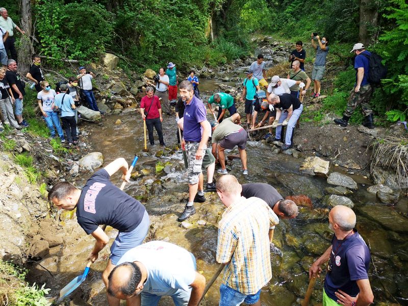 Građani na Rakiti krampovima razvaljuju cevovod mini hidroelektrane „Zvonce“