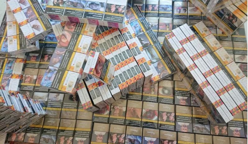 Pokušala da prošvercuje 700 paklica cigareta, pa se na granici i vozač posvađao sa njom