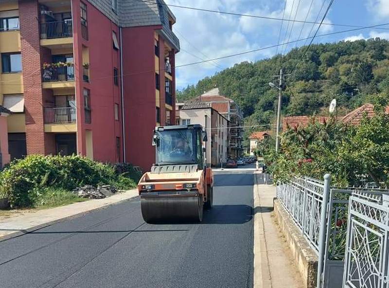 Asfaltirana ulica Vojvode Mišića u Medveđi, uređuju se putevi u Gajtanu