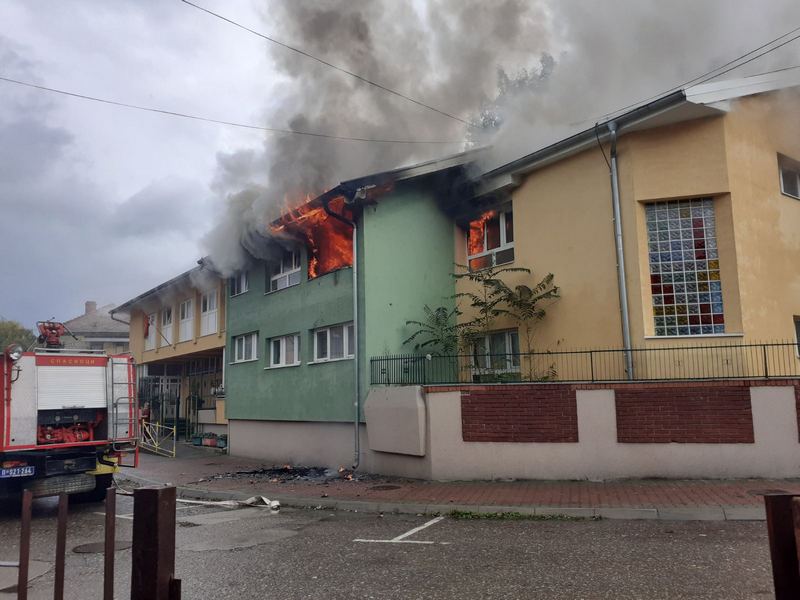 Požar u vrtiću PU „Milka Dimanić“ u Vlasotincu, evakuisano 150 dece (foto/video)
