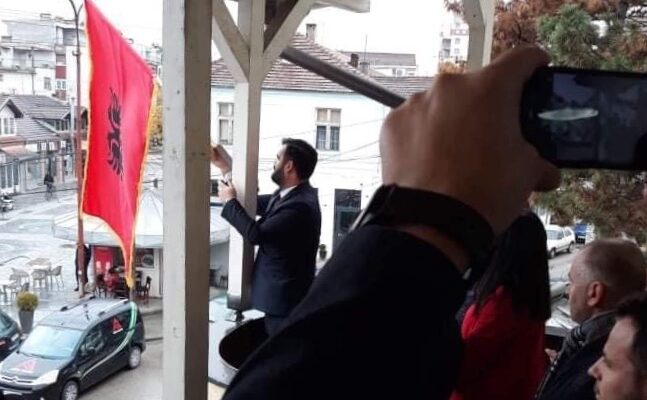 Mustafa pozvan na saslušanje zbog isticanja albanske zastave