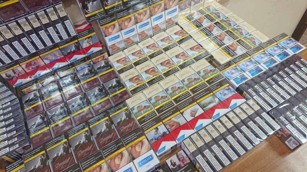 Pokušao da prokrijumčari 270 paklica cigareta ispod sedišta u kombiju