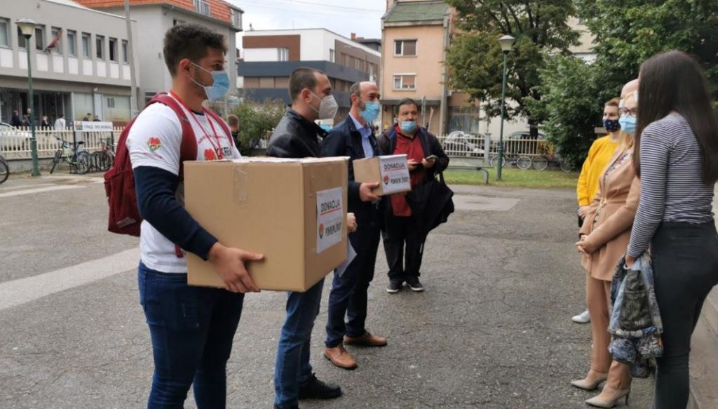 Leskovačkoj Gimnaziji stigla donacija od hiljadu zaštitnih maski, sledeće nedelje dobija i Ekonomska škola