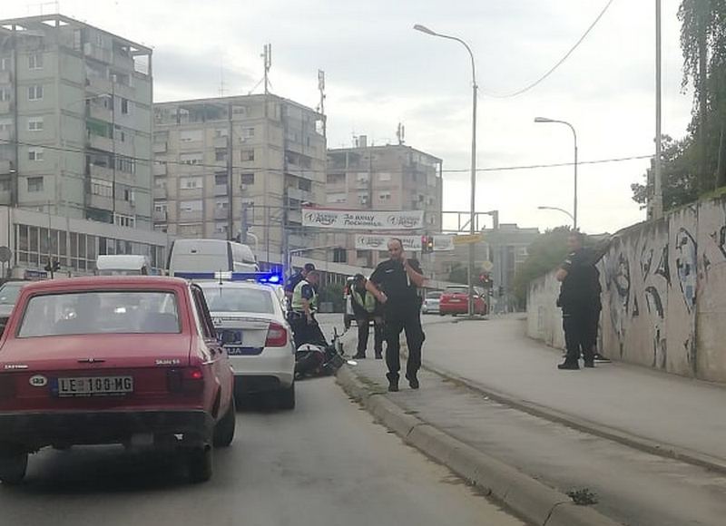 Postrojavanje uza zid zbog saobraćajke u Leskovcu