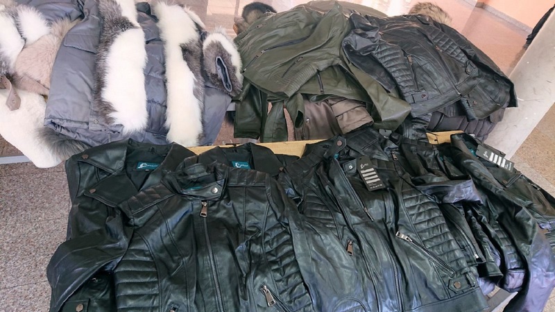 Puni koferi zimskih i kožnih jakni