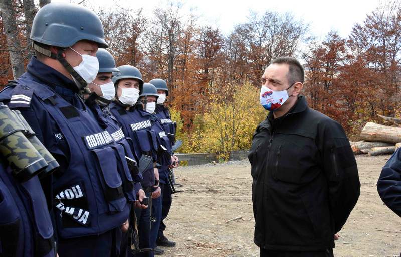 Posle pucnjave na policajce, ministar Vulin obišao pripadnike MUP kod Kuršumlije