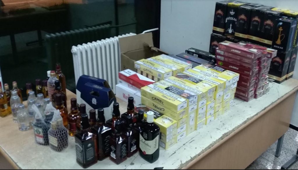 Zaplenjen pravi butik pića, nargila i cigareta na točkovima