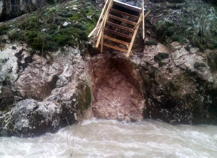 Bujica srušila most u Vladikinim pločama, poplavljena izletišta na Staroj planini