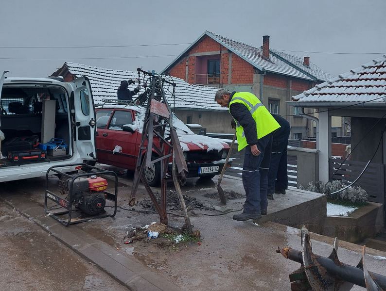 Metalni električni stub se urušio i pao na parkirani automobil