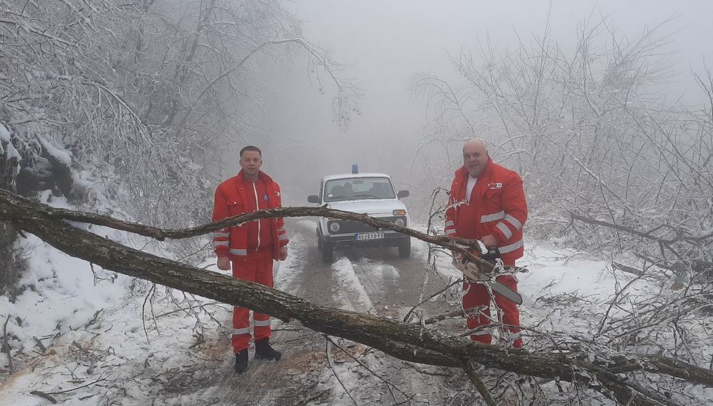 Pešačio po snegu 5 kilometara da pozove pomoć kako bi uklonio prepreku i prevezao bolesnika