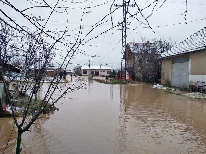 Blokirani putevi ka Grdelici i Vlasotincu, poplavljena sela, urušili se mostovi (video)