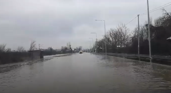 Potop u novoasfaltiranoj ulici na ulazu u Leskovac (video)