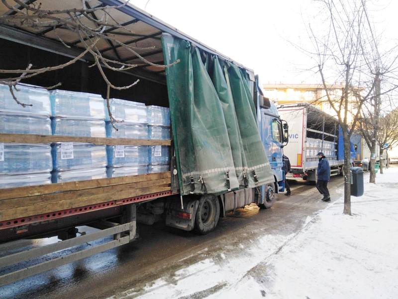 Poplavljeni jug Srbije dobio 25 šlepera vode od kabineta minstra Tončeva i Coca-Cole