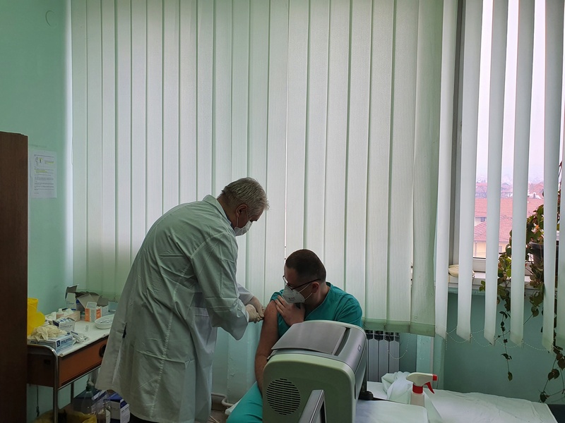 Počela vakcinacija zdravstvenih radnika u Vranju, prvi vakcinisan načelnik Hirurgije
