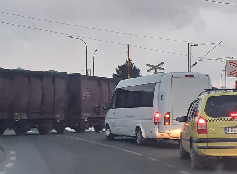 Voz juri, na prelazu podignute rampe, signalizacija ne radi