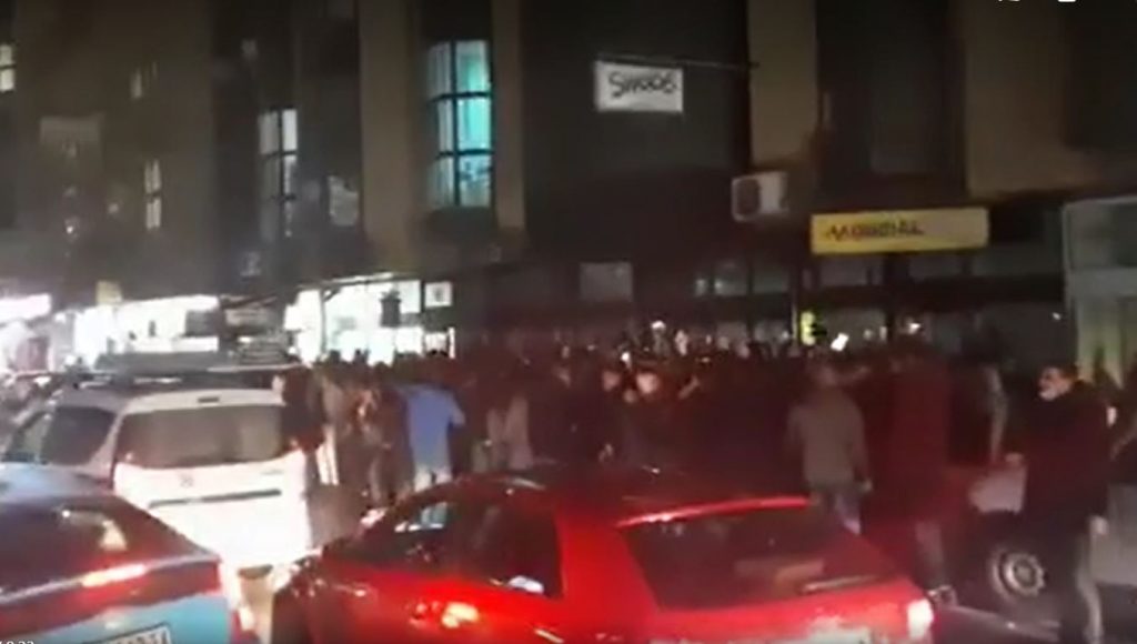 Spontana žurka uz trubače nasred Dušanove ulice – VIDEO