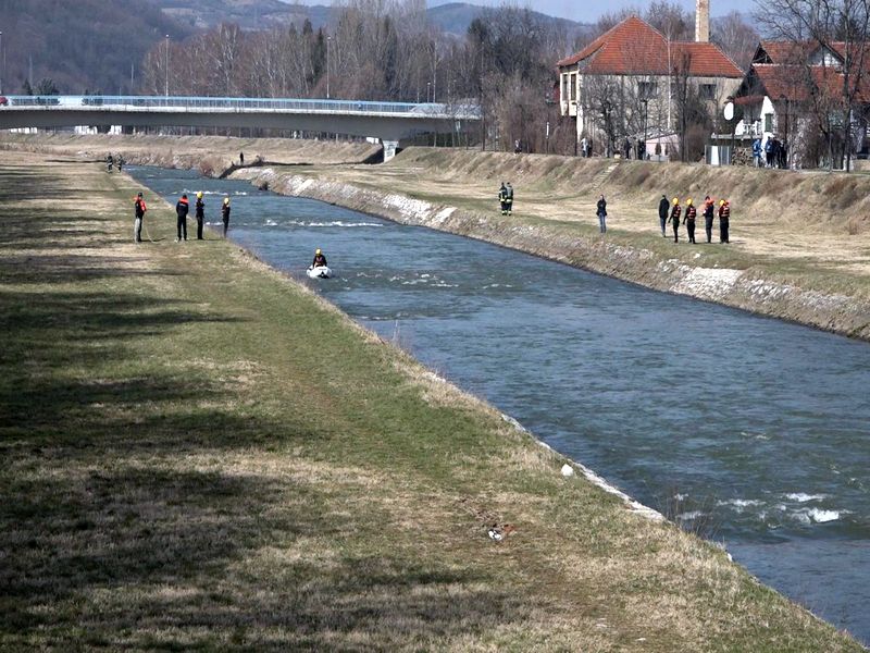 Još uvek se traga za devojkom koja se juče okliznula i pala u Nišavu