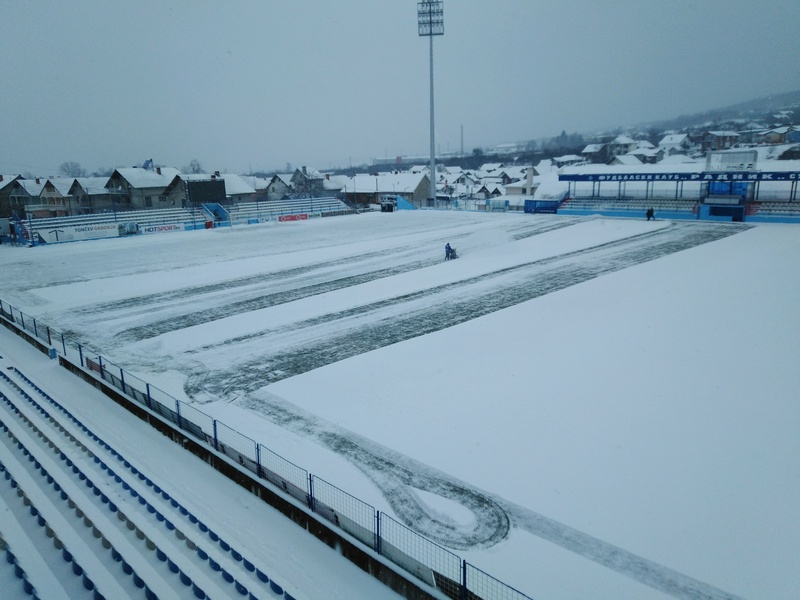 Čiste sneg da bi odigrali utakmicu na stadionu u Surdulici