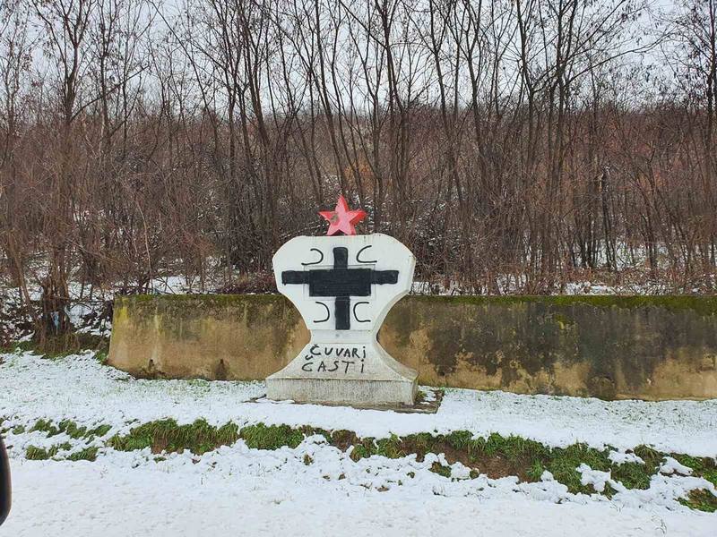 Spomenik poginulim komunistima prefarban krstom i ocilima