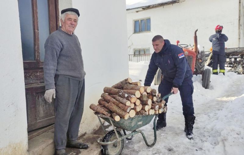 Vatrogasci prevoze bolesne iz udaljenih sela i dostavljaju im hranu i lekove