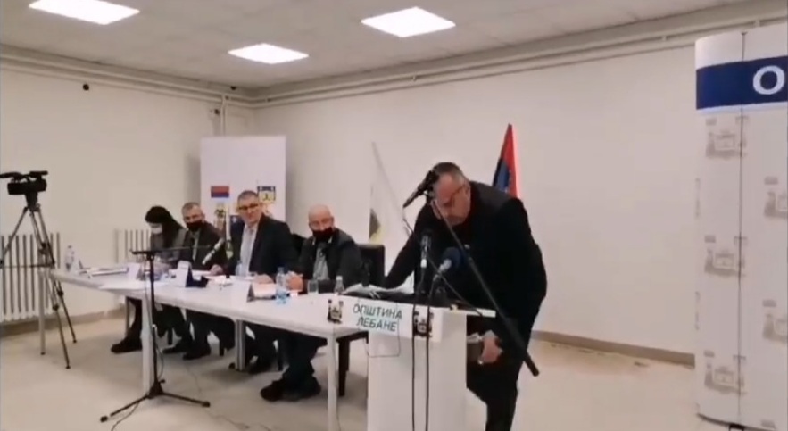 Skandal u Skupštini Lebana: Direktor cipelom gađao predsednika opštine (video)