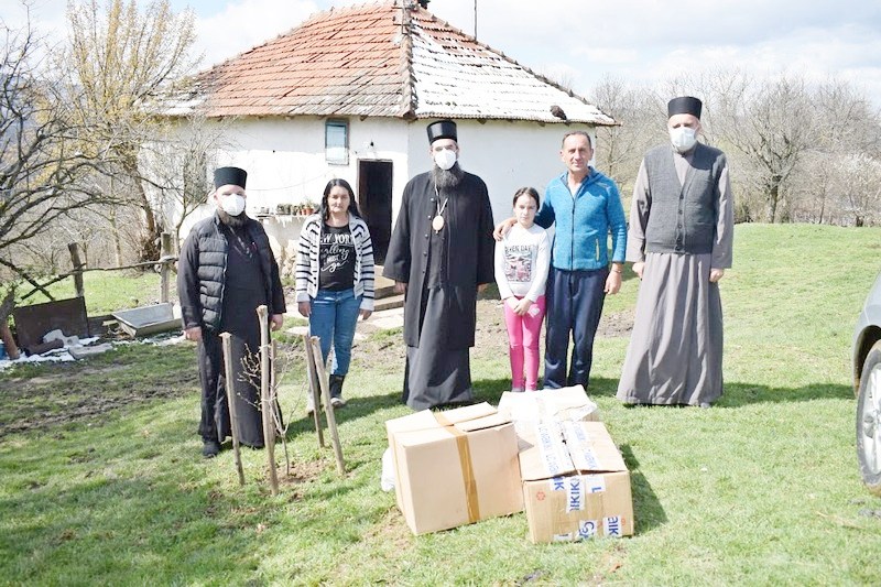 Episkop niški opet pomogao porodice sa više dece u Medveđi