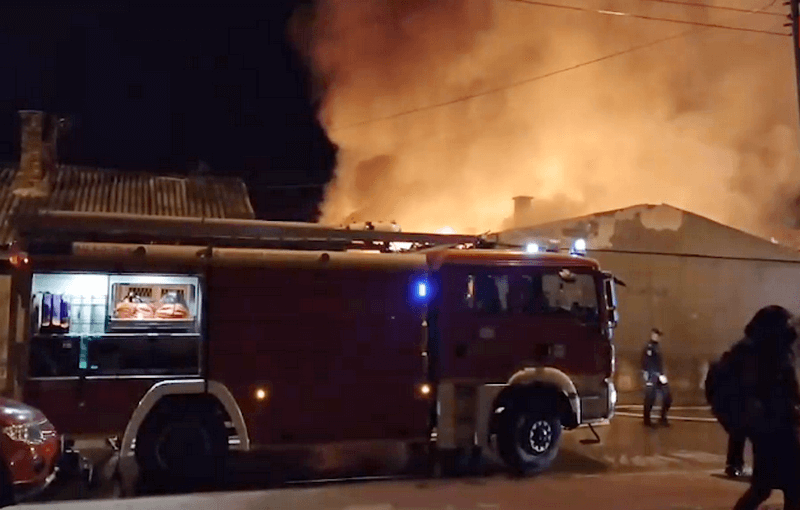 Izbio požar u stambenoj zgradi, poginula jedna osoba