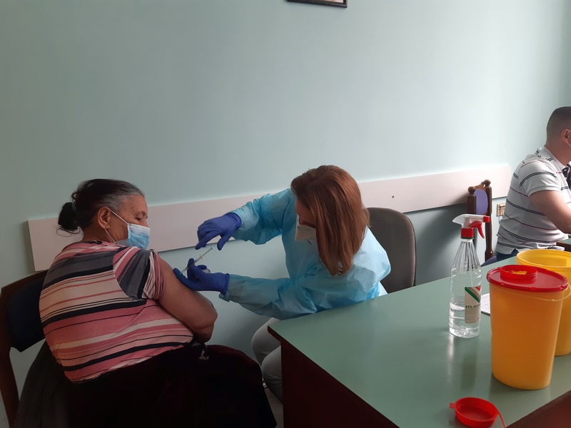 Romi iz Leskovca vakcinisani danas u svom Domu kulture