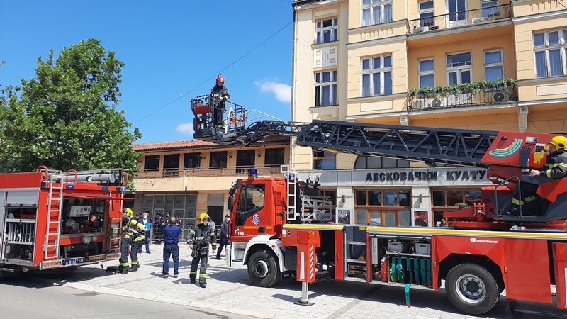 Leskovački vatrogasci izveli pokaznu vežbu u centru grada