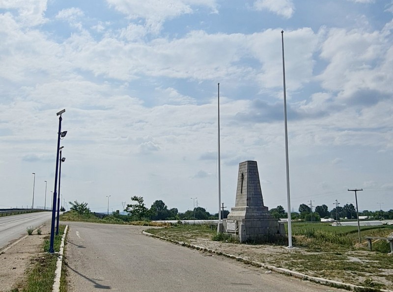 Vandali su pored Spomenika braniocima ukrali zastave i oštetili jarbole