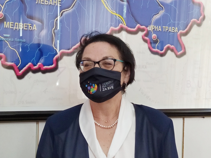 Čomićeva u Leskovcu tvrdila da se dijalogom dolazi do primene zakona i većeg nataliteta, a novinare nazivala – skepticima