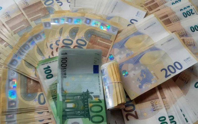 Majka i sin u donjem vešu i u torbama sakrili 53.500 evra