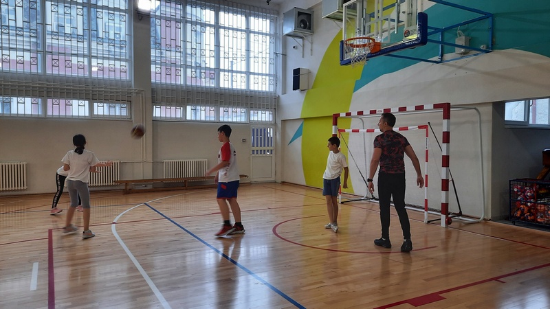 Osnovci iz škole “Josif Kostić” dobili savremeni informatički kabinet i podesive koševe za male košarkaše
