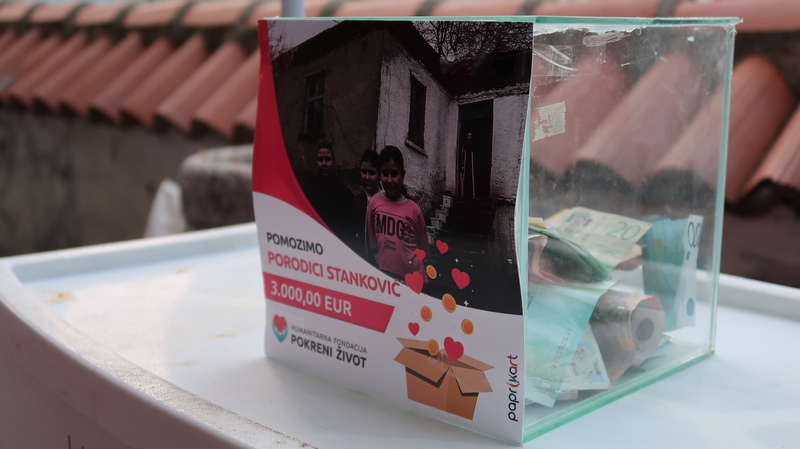 Za krov nad glavom za porodicu Stanković na maskenbalu prikupljeno 16.230 dinara