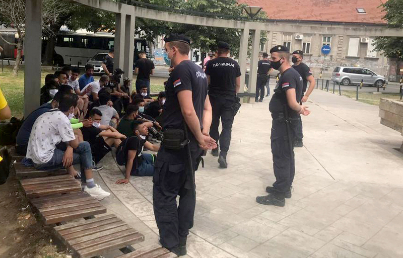 Uhapšeni mladići dok su prevozili 18 migranata