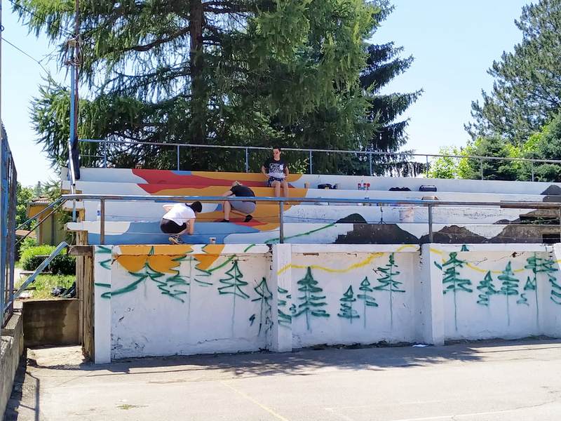 PRIMER ZA UGLED: Mladi Vučjanci posle čišćenja Vučja košarkaški teren ulepšali muralima