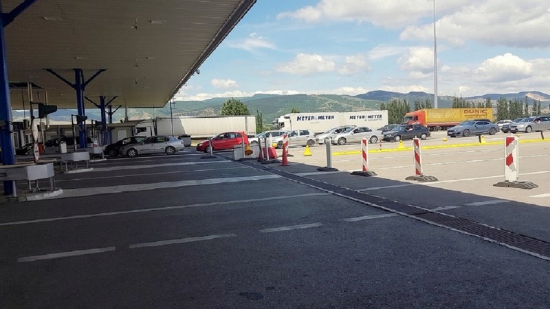 Na graničnom prelazu Preševo autobusi čekaju 90 minuta, duže kolone na Gradini