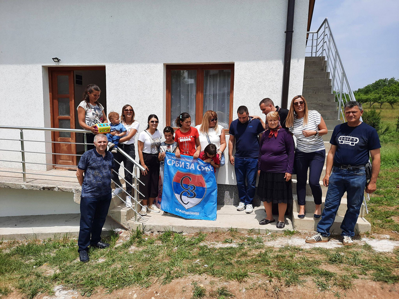 Tri sestre s bratom uselile se u novu kuću, dobročinitelje dolčekuju suzama