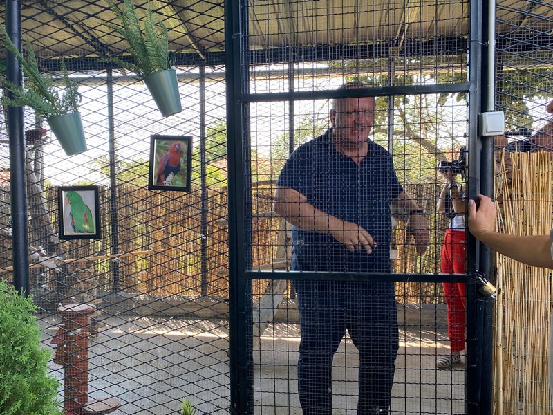 Gradonačelnik Leskovca novinarima pokazao svoje papagaje i fazane