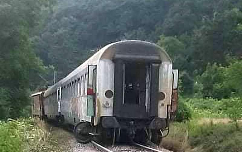 Teretni voz naleteo na kombi pun putnika, povređeno 14 osoba