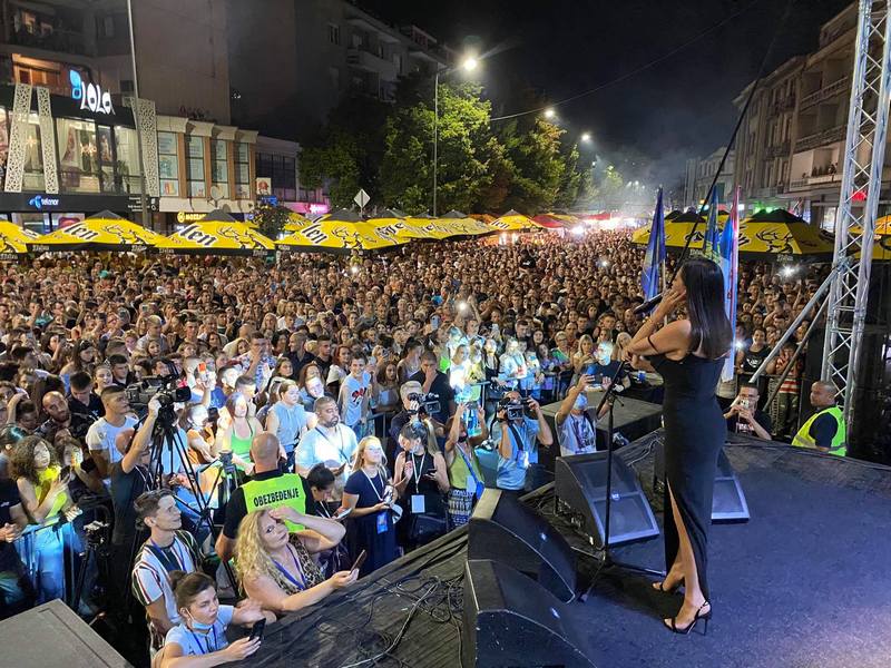 Ceca na Roštiljijadi pevala pred više od 15.000 Leskovčana (video)