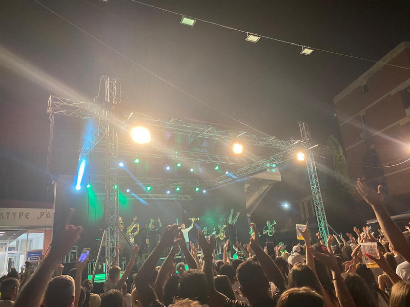 Paradajz fest: Publika peva sa Dejanom Petrovićem i Big bendom (video)