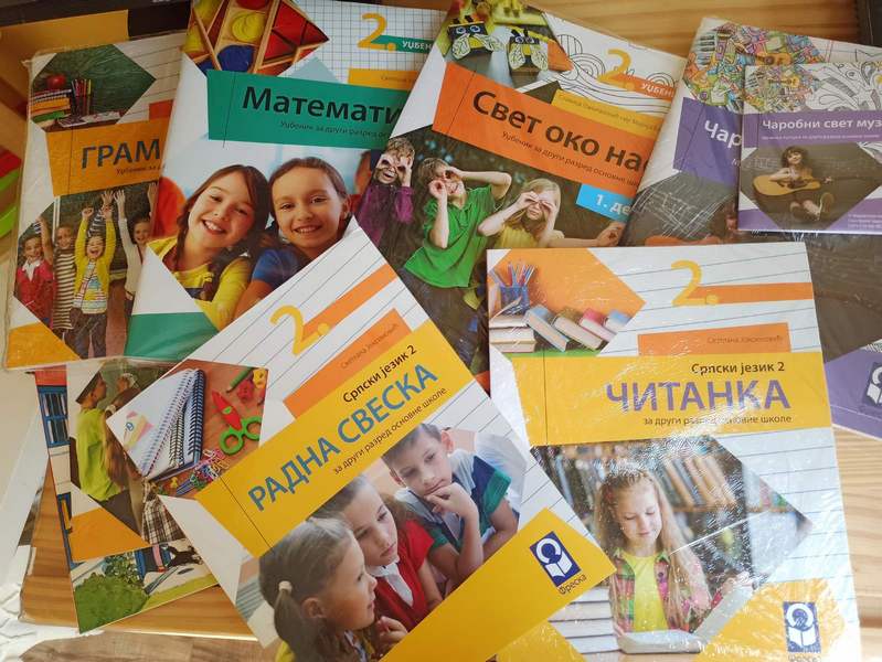 Vladajuća SNS većina odbila predlog Dveri o besplatnim udžbenicima za sve učenike u Srbiji