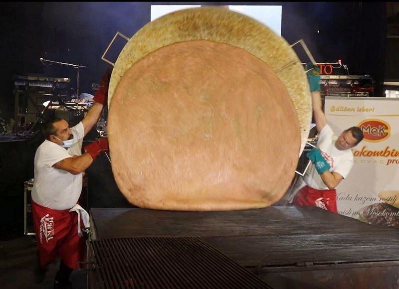 U Leskovcu novi rekord za Ginisa: Napravljena pljeskavica od 67 kilograma (video)